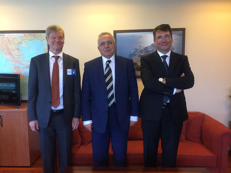 Ο Πρόεδρος του Δ.Σ. και Διευθύνων Σύμβουλος του ΔΕΣΦΑ, κ. Σωτήριος Νίκας (στη μέση), ο νέος Πρόεδρος του ΤΑΡ, κ. Walter Peeraer (αριστερά) και ο νέος Γενικός Διευθυντής του ΤΑΡ, κ. Luca Schieppati (δεξιά).